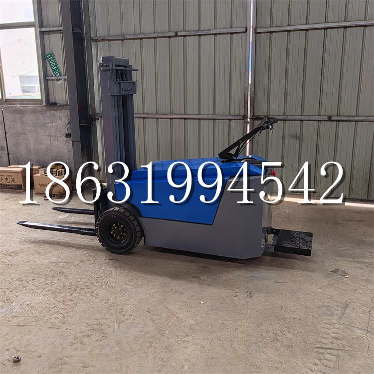 尚志市全电动叉车插腿式堆高车液压装卸车1.5吨升高小型站驾式铲车